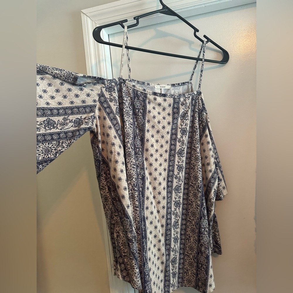 Off the shoulder easel top